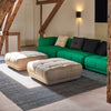 Puff Quilton fra Hay: Designerne bak Quilton, Doshi Levien, har designet en sofa som skal kunne favne hele livet - her kan du leke, jobbe, sosialisere, sove og slappe av. Uttrykket er moderne, looken er fast, men likevel innbydende – og størrelsen er raus. Sofaen er myk og komfortabel og har springfjærer (litt som en madrass), og holder derfor formen godt. Her kan du bestille puffen Quilton, som kommer i flere ulike tekstiler, i mange fine kvaliteter og farger.