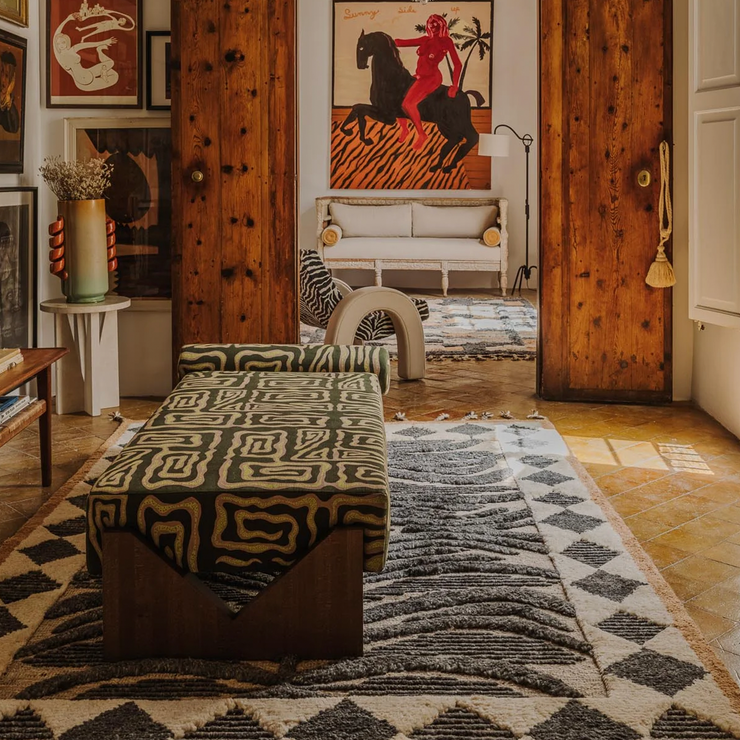 Teppe WIldcat i Ash Black / koksgrått, brunt og off-white fra Dusty Deco.
