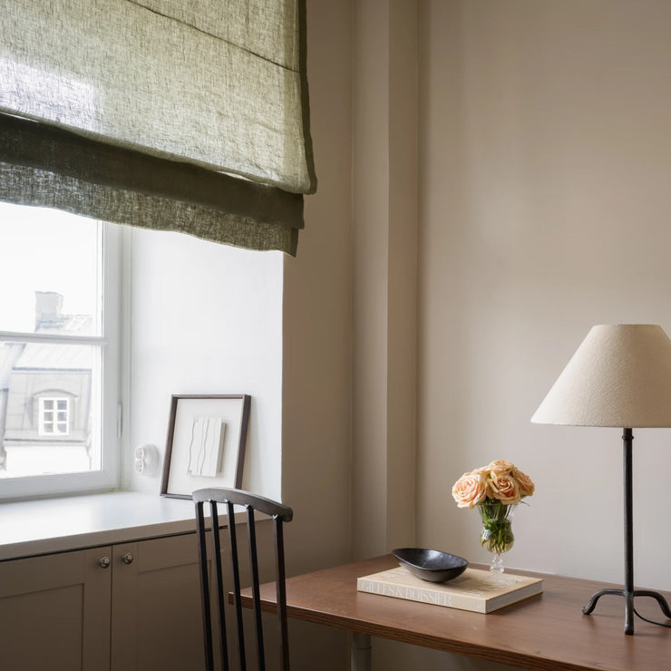Lifgardinen i tynn lin fra Gotain har en gjennomskinnelig vevet struktur, ligger pent i folder og er enkel å trekke opp og ned. Her i fargen Khaki.