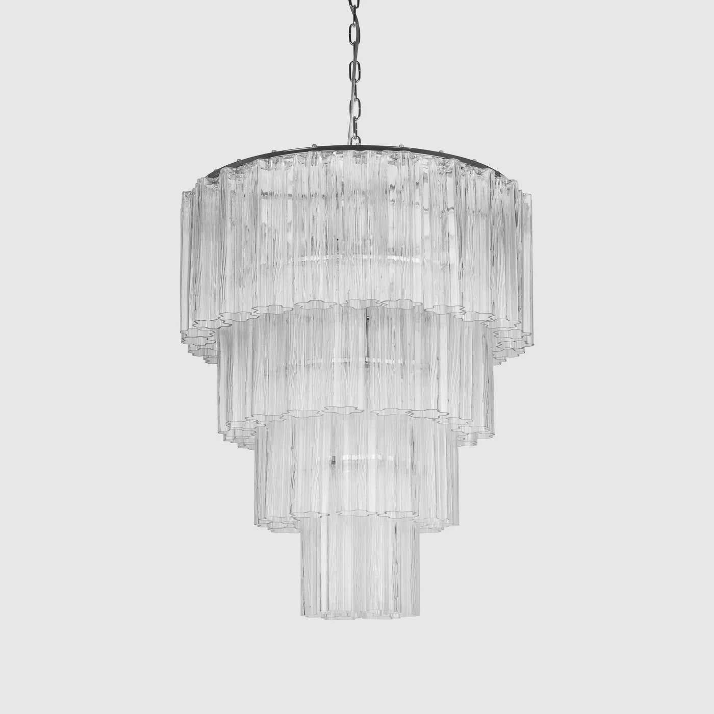 Lysekronen Fontaine 4-layer fra Meublé med klart glass og krombelagt oppheng