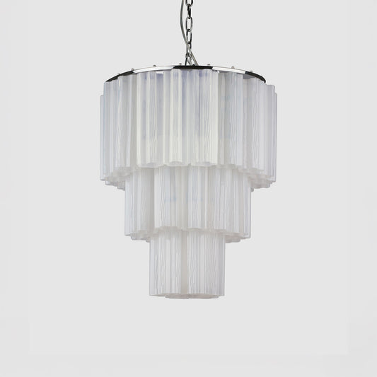 Lysekronen Fontaine 3-layer fra Meublé med hvitt glass og oppheng i krom.
