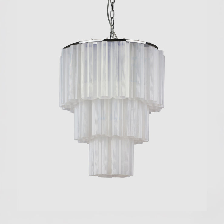 Lysekronen Fontaine 3-layer fra Meublé med hvitt glass og oppheng i krom.