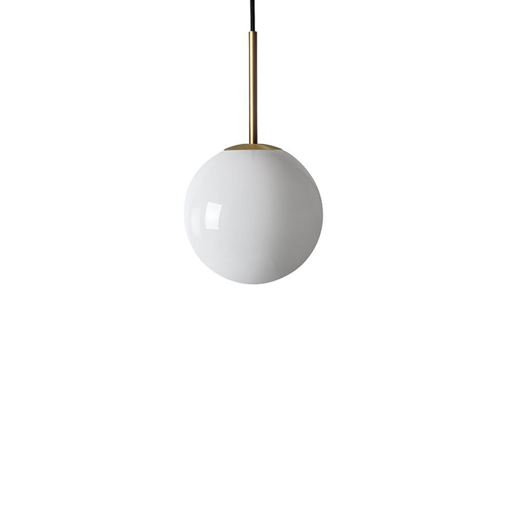 Arkivlampe 4014 fra Hadeland Glassverk i hvitt glass med messingfarget oppheng i størrelse Ø200 mm.