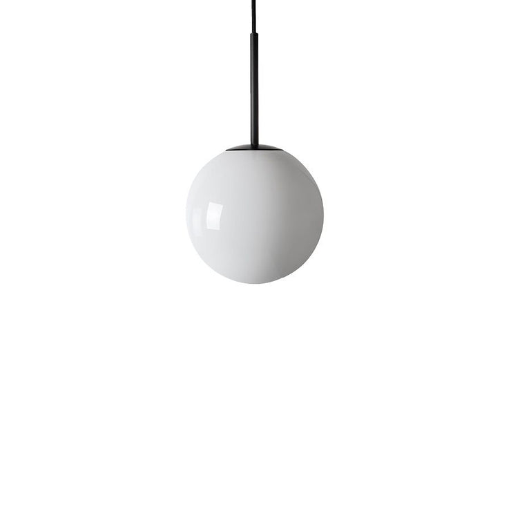 Arkivlampe 4014 fra Hadeland Glassverk i hvitt glass med svart oppheng i størrelse Ø200 mm.