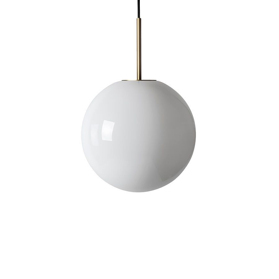 Arkivlampe 4014 fra Hadeland Glassverk i hvitt glass med messingfarget oppheng i størrelse Ø300 mm.