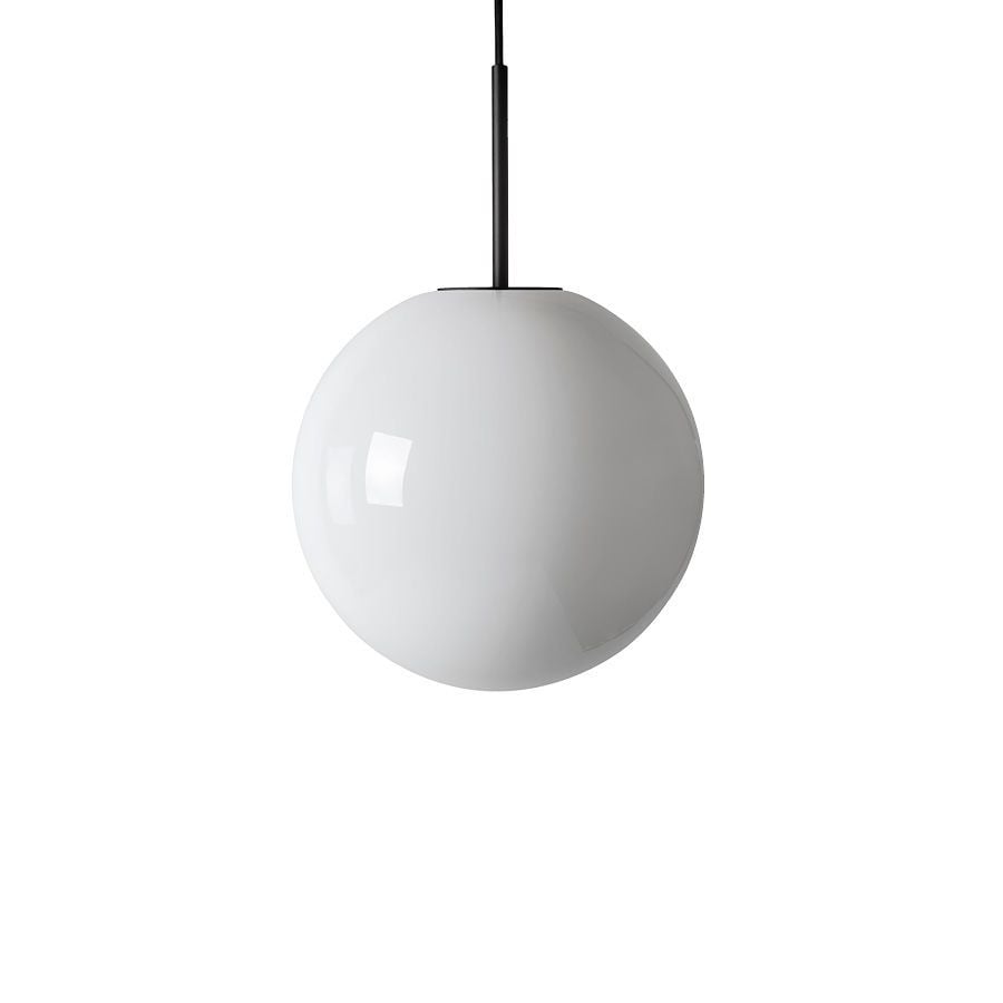 Arkivlampe 4014 fra Hadeland Glassverk i hvitt glass med svart oppheng i størrelse Ø300 mm.