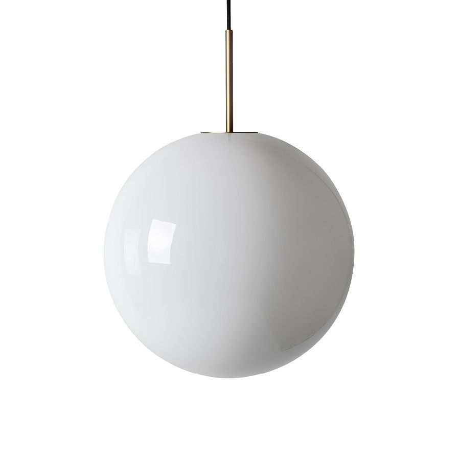Arkivlampe 4014 fra Hadeland Glassverk i hvitt glass med messingfarget oppheng i størrelse Ø400 mm.