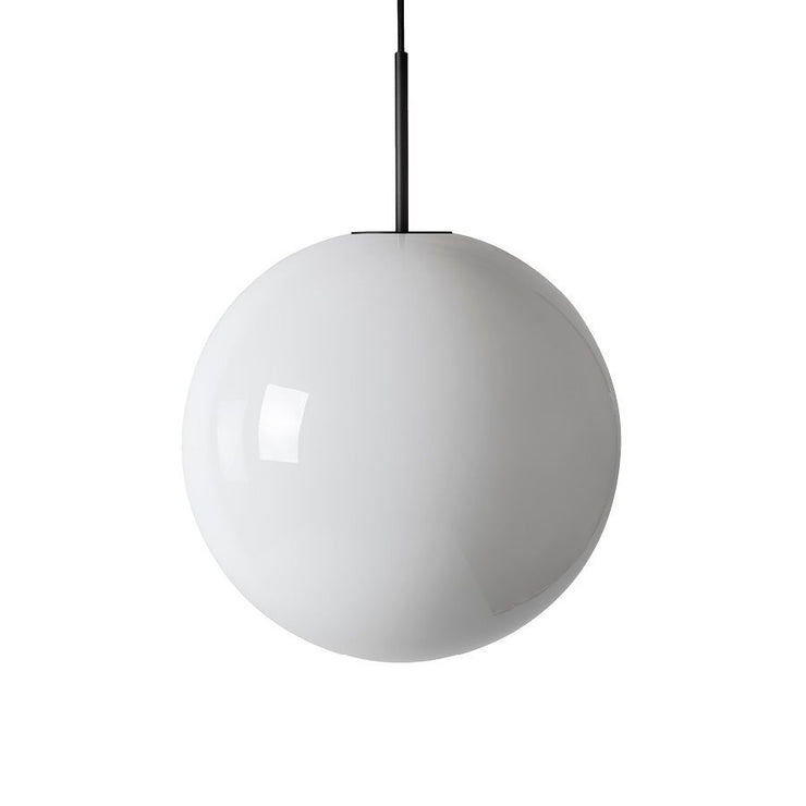 Arkivlampe 4014 fra Hadeland Glassverk i hvitt glass med svart oppheng i størrelse Ø400 mm.