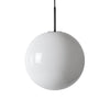 Arkivlampe 4014 fra Hadeland Glassverk i hvitt glass med svart oppheng i størrelse Ø400 mm.