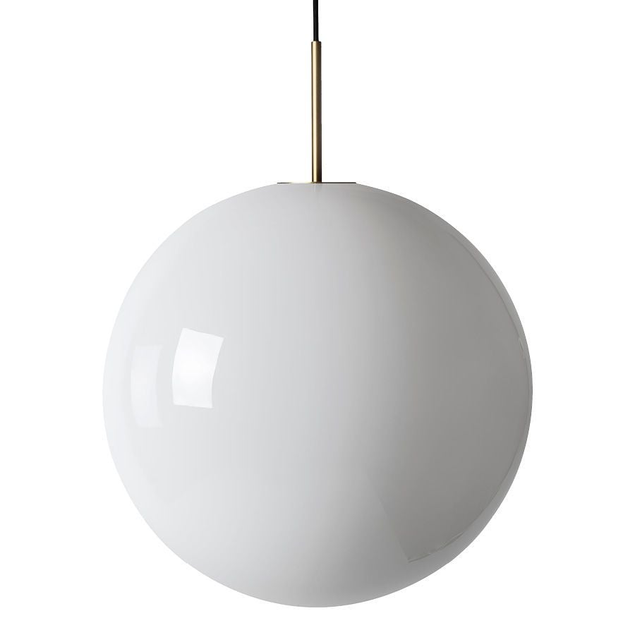 Arkivlampe 4014 fra Hadeland Glassverk i hvitt glass med messingfarget oppheng i størrelse Ø500 mm.