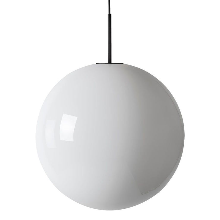 Arkivlampe 4014 fra Hadeland Glassverk i hvitt glass med svart oppheng i størrelse Ø500 mm.