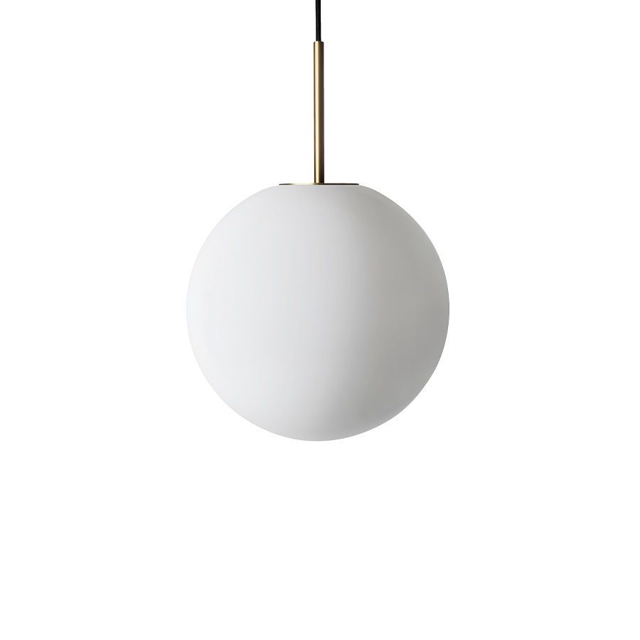 Arkivlampe 4014 fra Hadeland Glassverk i matt, sandblåst glass med messingfarget oppheng i størrelse Ø300 mm.