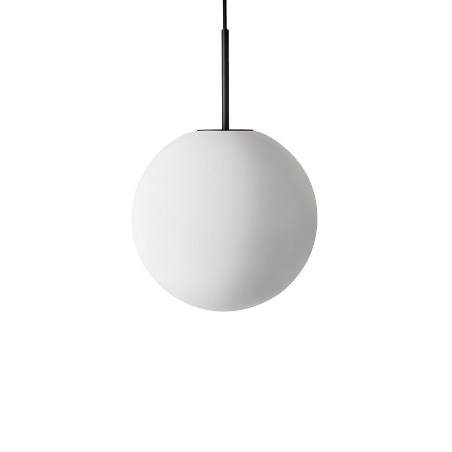 Arkivlampe 4014 fra Hadeland Glassverk i matt, sandblåst glass med svart oppheng i størrelse Ø300 mm.