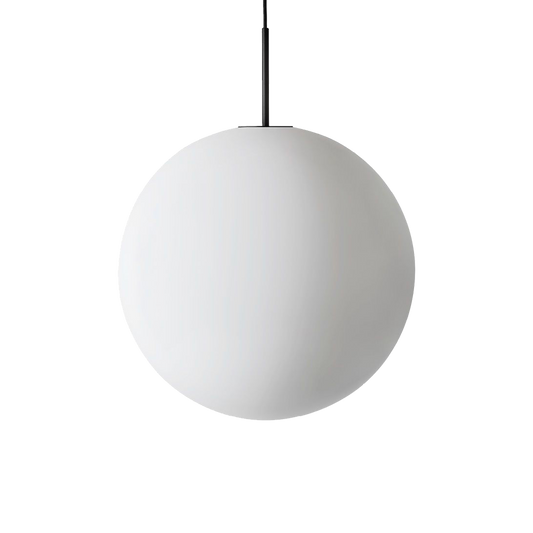 Klassisk funkislampe: Taklampen Arkivlampe 4014 kommer i matt, sandblåst og blank utgave. Velg mellom fire ulike størrelser og svart, messingfarget eller stålfarget oppheng. Lampen er dimbar.