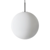 Klassisk funkislampe: Taklampen Arkivlampe 4014 kommer i matt, sandblåst og blank utgave. Velg mellom fire ulike størrelser og svart, messingfarget eller stålfarget oppheng. Lampen er dimbar.