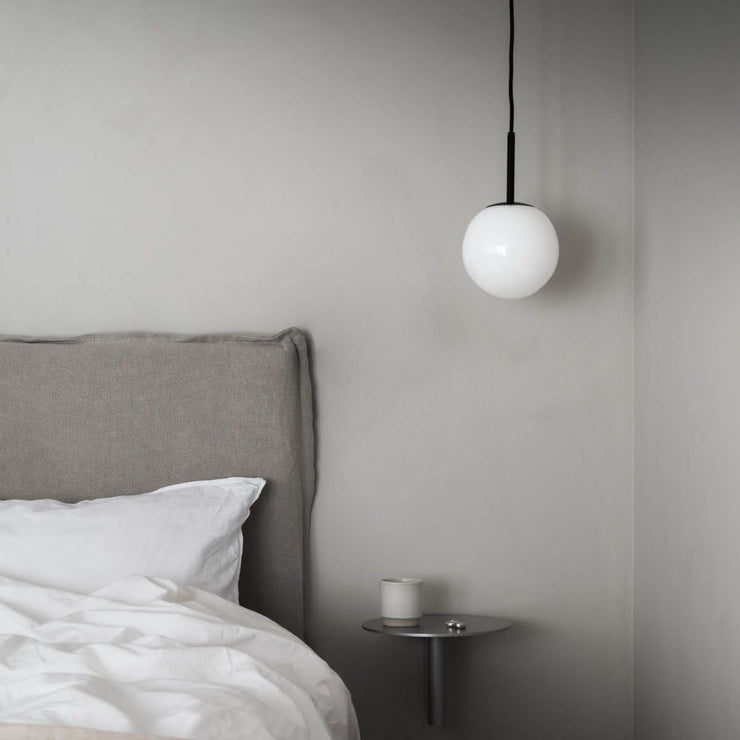 Taklampen avgir et mykt og behagelig lys. Og den minste er superfin å bruke på et soverom, på hver side av sengen, som vist her!