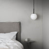 Taklampen avgir et mykt og behagelig lys. Og den minste er superfin å bruke på et soverom, på hver side av sengen, som vist her!