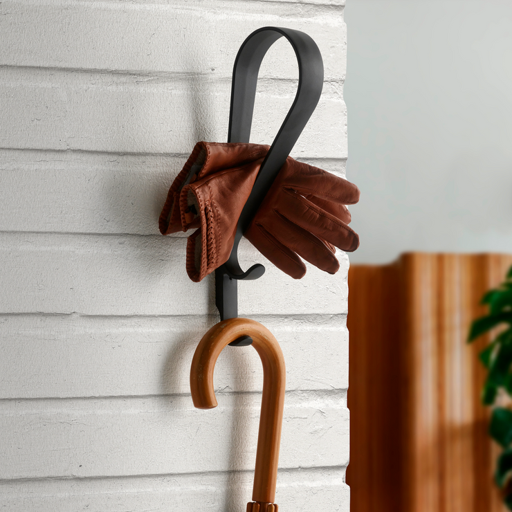 Knaggen Tupla Wall Hook fra Artek gir deg et elegant og dekorativt sted å henge fra deg jakker og vesker inne – og redskaper ute. Den svarte mattlakkerte knaggen Tupla Wall Hook er støpt i solid sink og formet i en vakker buet linje som gir deg to praktiske kroker å henge fra deg på.