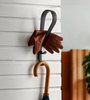 Knaggen Tupla Wall Hook fra Artek gir deg et elegant og dekorativt sted å henge fra deg jakker og vesker inne – og redskaper ute. Den svarte mattlakkerte knaggen Tupla Wall Hook er støpt i solid sink og formet i en vakker buet linje som gir deg to praktiske kroker å henge fra deg på.