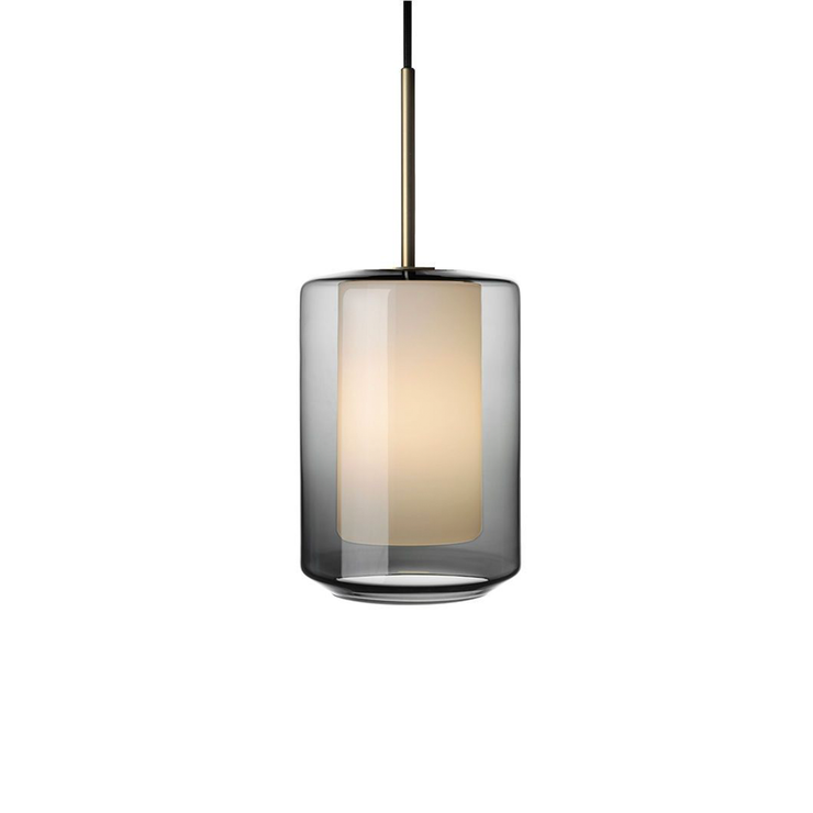 Taklampen Arkivlampe 4245 fra Hadeland Glassverk med messingfarget oppheng.