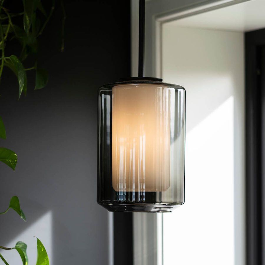 Taklampen Arkivlampe 4245 fra Hadeland Glassverk avgir et mykt og behagelig lys når den er tent. Lampen kan dimmes.  Velg mellom svart, messingfarget eller stålfarget oppheng.