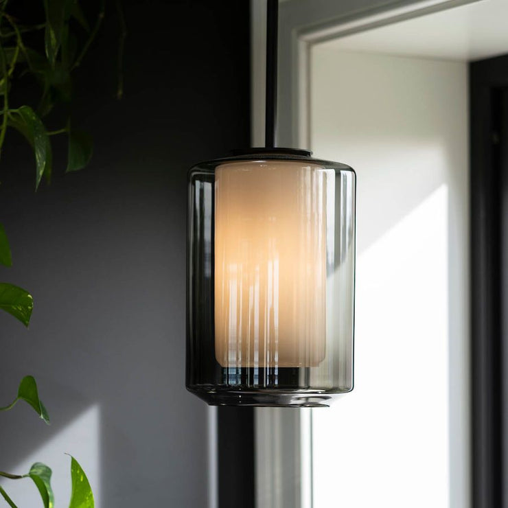 Taklampen Arkivlampe 4245 fra Hadeland Glassverk avgir et mykt og behagelig lys når den er tent. Lampen kan dimmes.  Velg mellom svart, messingfarget eller stålfarget oppheng.