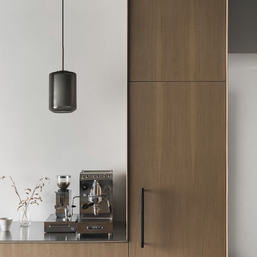 Alle lampene munnblåses og slipes for hånd etter tradisjonsrike metoder, så her får du et unikt produkt basert på lidenskapelig håndverk – og et lite stykke norsk designhistorie i hus!