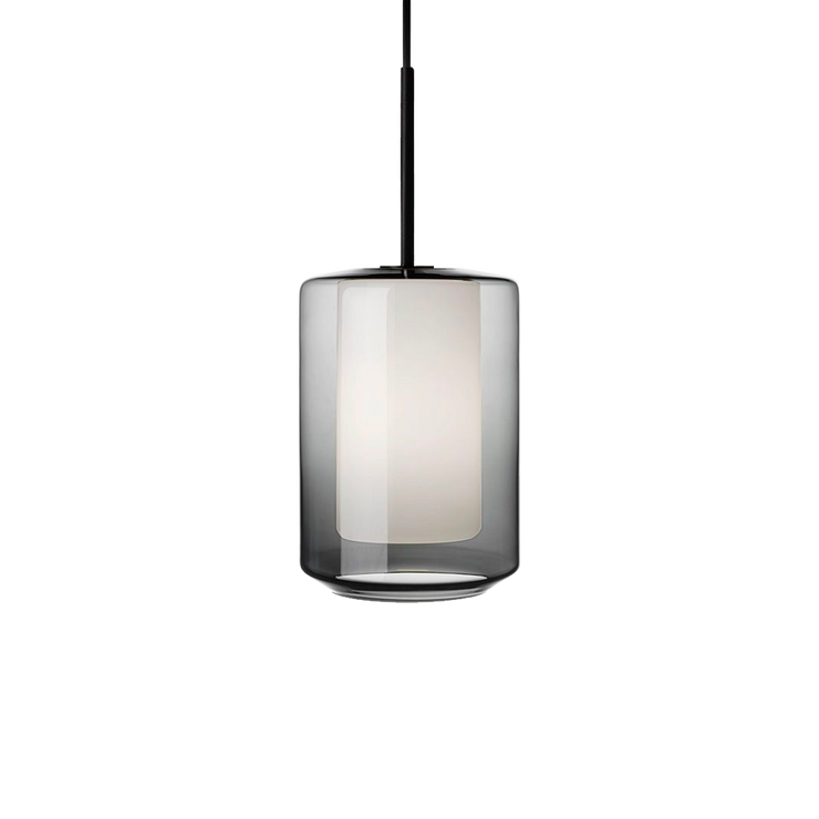 Taklampen Arkivlampe 4245 fra Hadeland Glassverk har en hvit matt innerkuppel og røykgrå ytterkuppel. Her med svart oppheng.