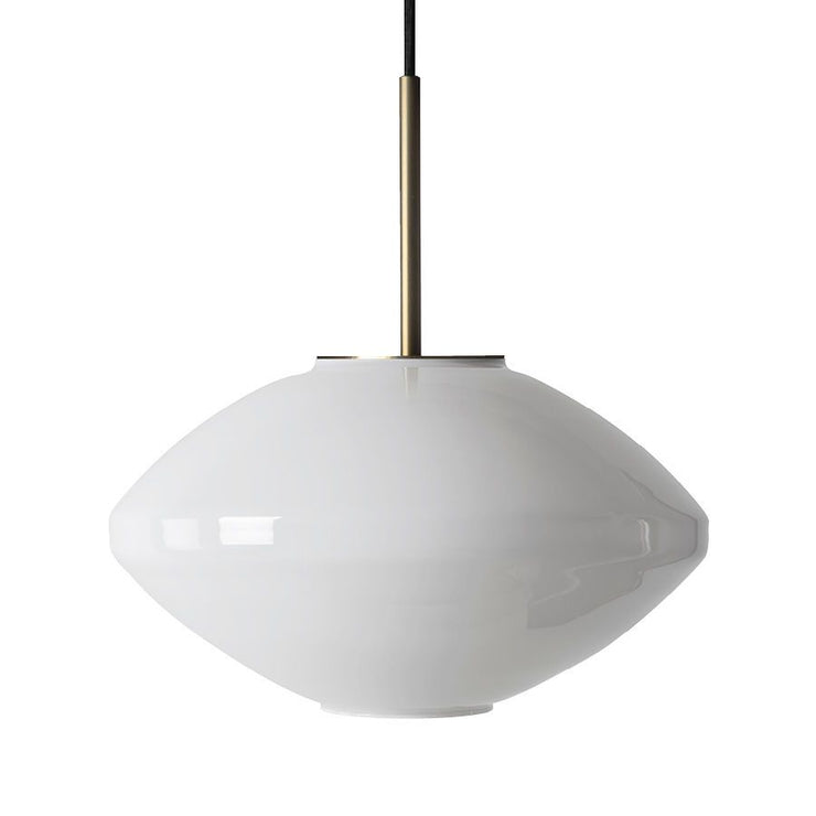 Taklampen Arkivlampe 4280 fra Hadeland Glassverk i hvitt glass med messingfarget oppheng.