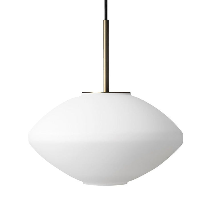 Taklampen Arkivlampe 4280 fra Hadeland Glassverk i matt hvitt sandblåst glass med messingfarget oppheng.