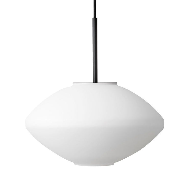 Taklampen Arkivlampe 4280 fra Hadeland Glassverk i matt hvitt sandblåst glass med svart oppheng.