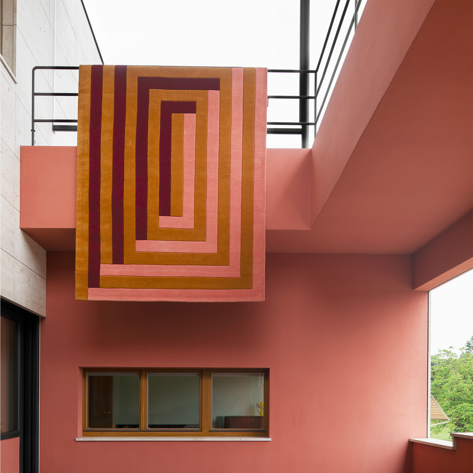 Teppe Labyrinth i rosa / rustrødt / kamelbrunt (Coral Pink).
