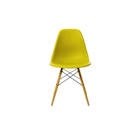 Vi blir aldri lei av denne vakre og funksjonelle klassikeren. Stolen Eames Plastic Side Chair RE DSW, fra Vitra, ble designet av Charles og Ray Eames i 1950 og er en multifunksjonell stol som kommer i flere farger, utforminger og med ulike typer understell. 