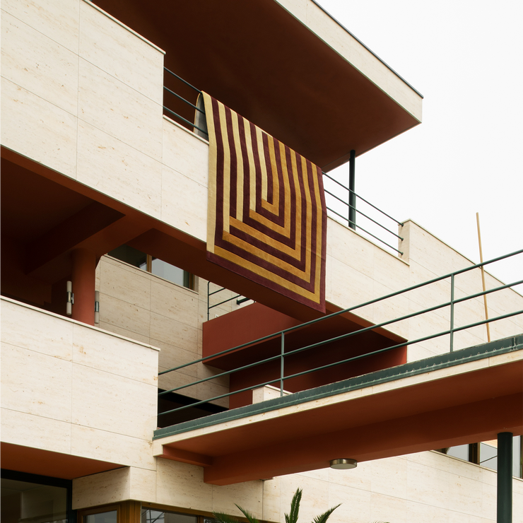 Teppe Labyrinth i beige / brunt (Mulberry Sand) fra Layered.