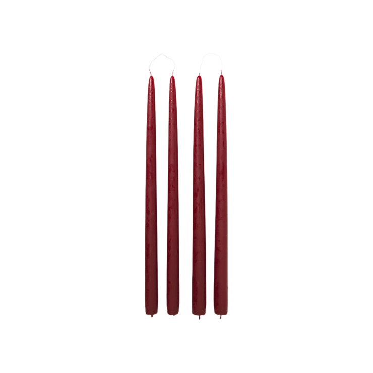 Lys Smooth Taper Candle fra Broste Copenhagen i fargen Burgundy (burgunderrøde lys)
