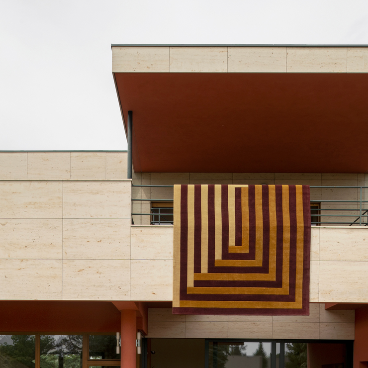 Teppe Labyrinth i beige / brunt (Mulberry Sand) fra Layered.