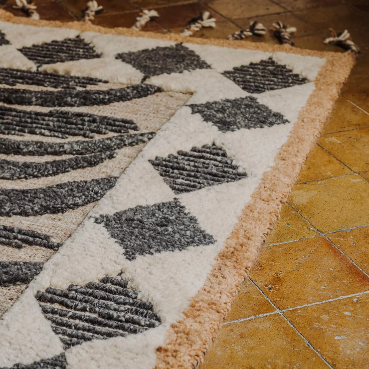 Teppe WIldcat i Ash Black / koksgrått, brunt og off-white fra Dusty Deco.