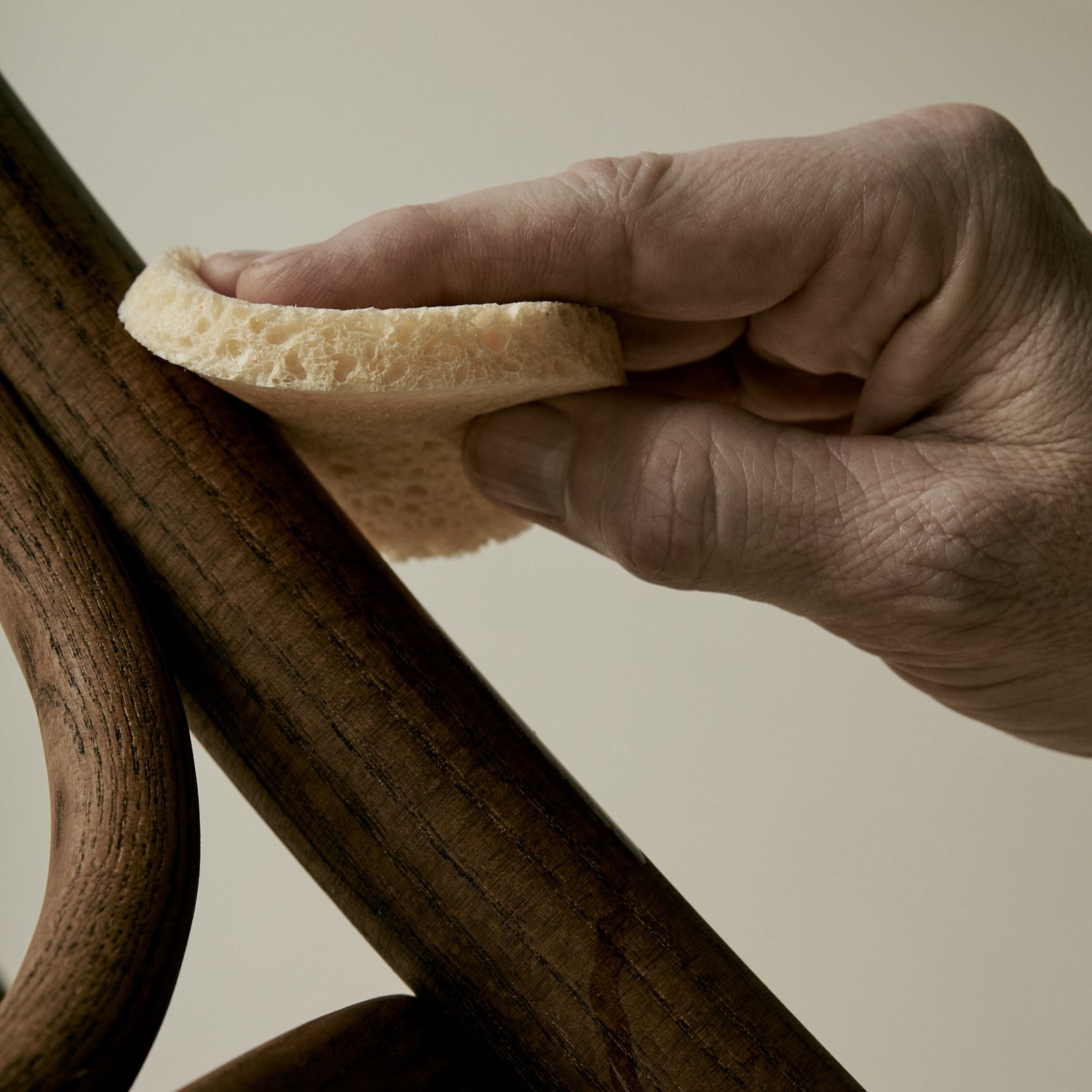 Pleiesett til tremøbler Wood Care Kit fra Act of Caring.