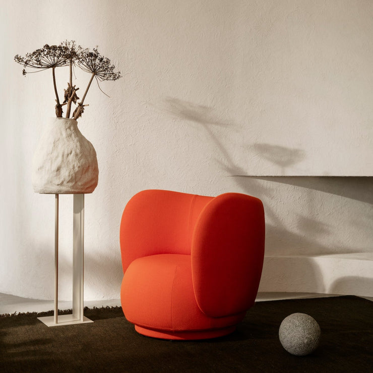 Lenestolen Rico Lounge Chair fra Ferm Living i orangerødt tekstil gir en fin kontrast til duse omgivelser