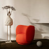 Lenestolen Rico Lounge Chair fra Ferm Living i orangerødt tekstil gir en fin kontrast til duse omgivelser