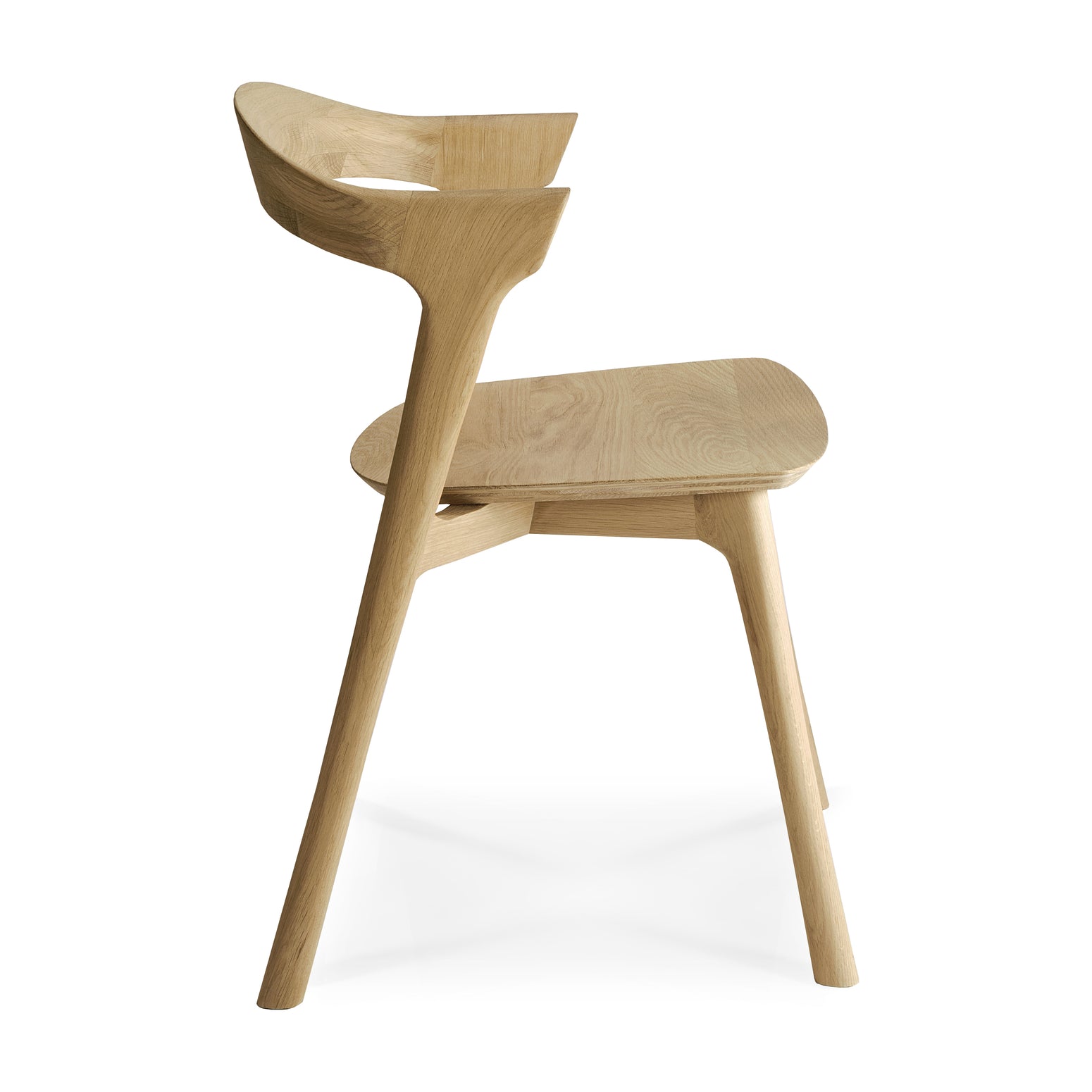 Spisestol Bok Dining Chair fra Ethnicraft med finish i lakkert eik