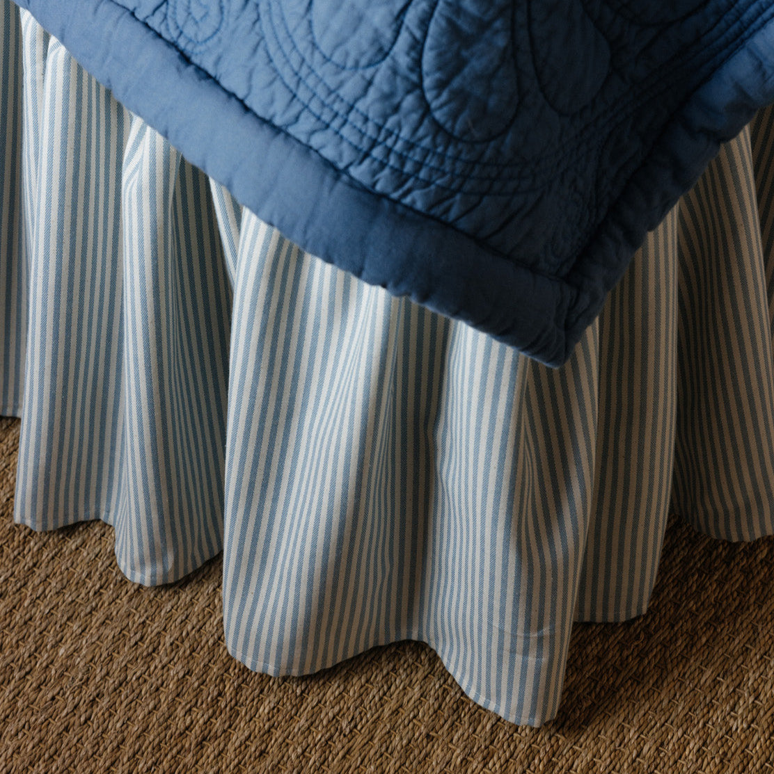 Sengekappe Laura fra Mille Notti i stripete lyseblå.