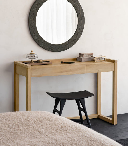 Det nette og superfine skrivebordet Frame Desk fra Ethnicraft kombinerer funksjon og estetikk.