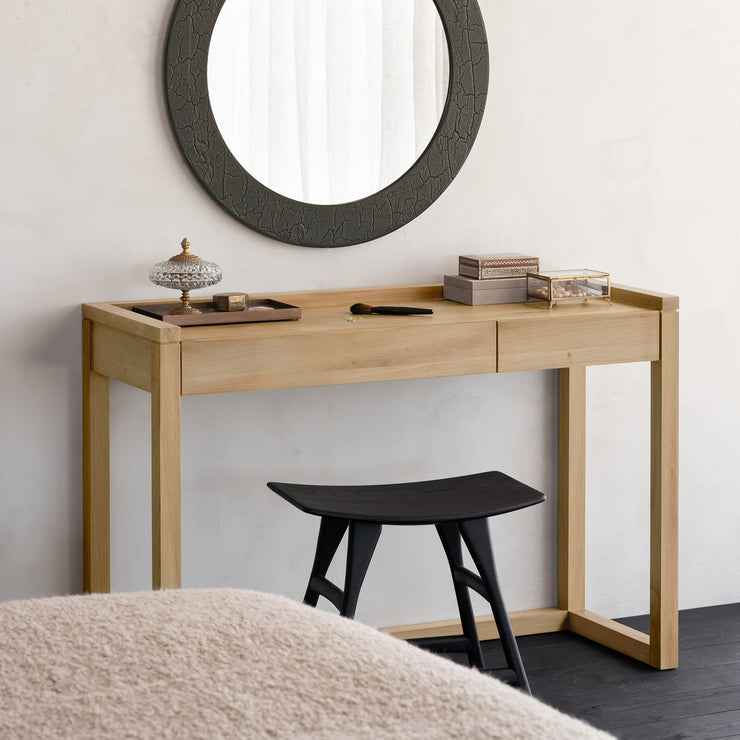Det nette og superfine skrivebordet Frame Desk fra Ethnicraft kombinerer funksjon og estetikk.