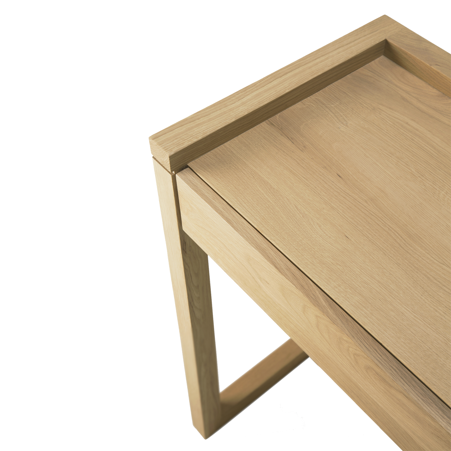 Skrivebordet Frame Desk fra Ethnicraft er laget i eik med en finish i hardvoksolje.