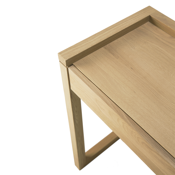 Skrivebordet Frame Desk fra Ethnicraft er laget i eik med en finish i hardvoksolje.