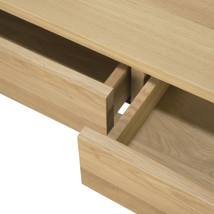 Skuffene i skrivebordet Frame Desk fra Ethnicraft gjør det ideelt som både konsollbord, arbeidsbord og sminkebord. 