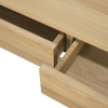 Skuffene i skrivebordet Frame Desk fra Ethnicraft gjør det ideelt som både konsollbord, arbeidsbord og sminkebord. 