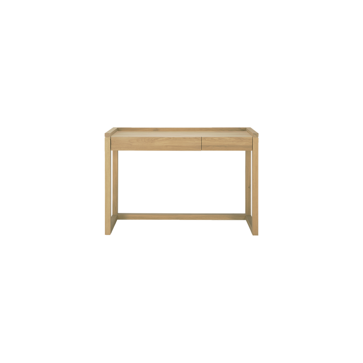 Skrivebordet Frame Desk fra Ethnicraft er et praktisk møbel med et tidløst uttrykk som glir sømløst inn i de fleste interiørstiler.