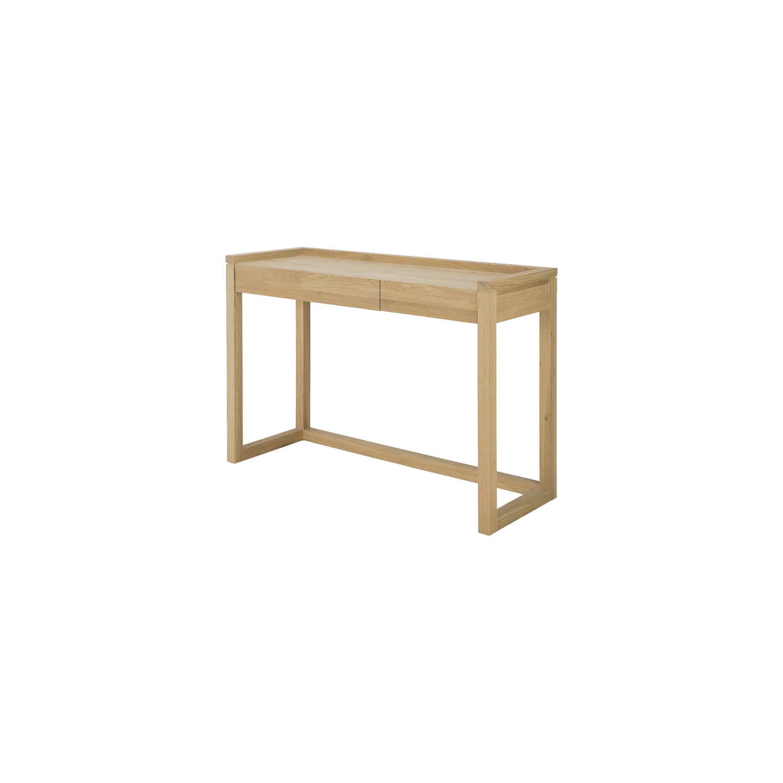 Skrivebordet Frame Desk fra Ethnicraft har et uttrykk som fungerer like godt i åpne romløsninger med fleksible behov, som på hjemmekontoret med en mer dedikert arbeidssone. 